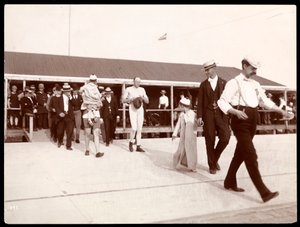 Un pugile in viaggio verso il ring a Manhattan Beach, 1895